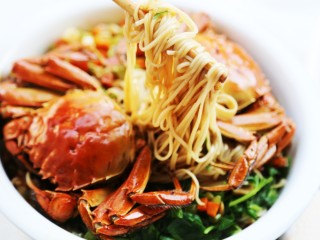 13、美食丨螃蟹烩面 吃到连一滴汤都不浪费～,香软的面条夹杂着蟹肉鲜嫩，简直是绝味，一家三口吃到连汤都没有浪费。