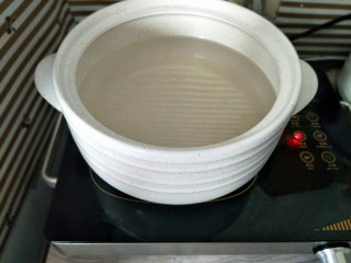 1、紫薯山药糕&皮蛋瘦肉粥,大米淘洗干净放入砂锅，加入适量水烧开