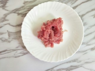 2、紫薯山药糕&皮蛋瘦肉粥,里脊肉洗净切细丝，加少许盐和淀粉抓匀