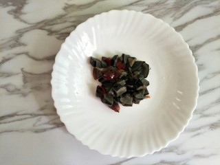 4、紫薯山药糕&皮蛋瘦肉粥,皮蛋切成小块