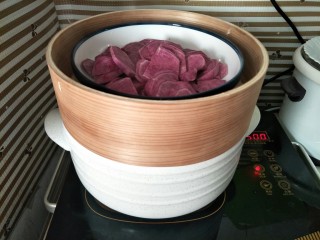 5、紫薯山药糕&皮蛋瘦肉粥,紫薯去皮切块，上锅蒸熟，用的蒸笼煲，刚好一边煮粥一边蒸