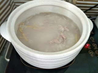 7、紫薯山药糕&皮蛋瘦肉粥,米饭五成熟时，加入肉丝划散，加入姜丝去腥