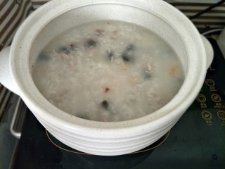 8、紫薯山药糕&皮蛋瘦肉粥,粥煮差不多的时候加入皮蛋煮至浓稠，加适量盐调味，撒入适量葱花