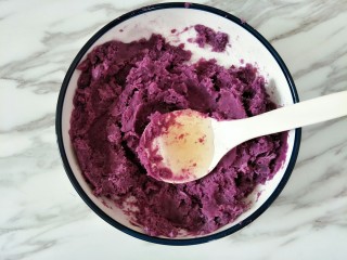 9、紫薯山药糕&皮蛋瘦肉粥,蒸熟的紫薯捣成泥，越细腻口感越好，放置温热后加入蜂蜜拌匀