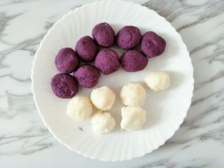 11、紫薯山药糕&皮蛋瘦肉粥,分别制成丸子状