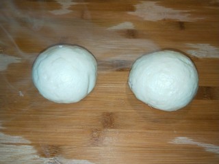 1、馒头抱蛋,自制馒头两个。