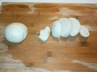 2、馒头抱蛋,切成厚片，在切成见方小块。