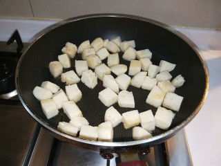 3、馒头抱蛋,平底锅倒入适量油烧热，倒入馒头煎制。