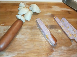 5、馒头抱蛋,香肠切成长方形条，在切成见方块。