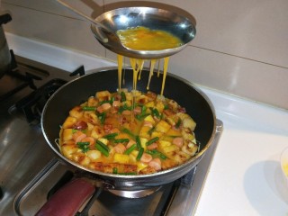 12、馒头抱蛋,把鸡蛋倒入漏勺包在馒头一层。