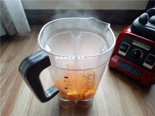 2、椰蓉南瓜糕,将蒸熟的南瓜倒入破壁机，启动“脉冲”程序，将南瓜捣成南瓜泥；