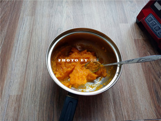 3、椰蓉南瓜糕,将南瓜泥倒入奶锅；