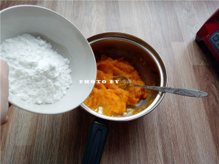 4、椰蓉南瓜糕,放入玉米淀粉；