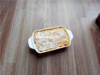 10、椰蓉南瓜糕,再在表面撒上适量椰蓉；放置2小时，若是夏季，可放冰箱冷藏2小时；