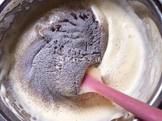 9、蒸蛋糕双拼,翻拌均匀（千万记得是翻拌，不是搅拌哦）。