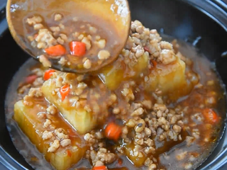 12、这样做的“红烧冬瓜”好吃入味，一招取胜！,将汤汁淋在冬瓜上