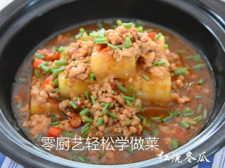 13、这样做的“红烧冬瓜”好吃入味，一招取胜！,撒上少许葱花点缀即可