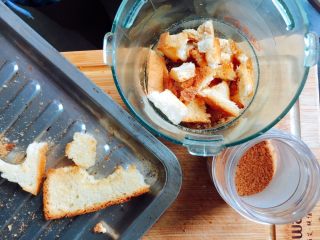 1、吃到停不下来的芝心虾饼,准备面包渣，可以买现成的，家里刚好有剩面包，就放了烤箱烤硬磨成粉，一样好用