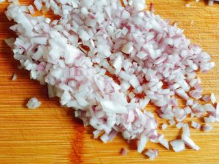 2、吃到停不下来的芝心虾饼,洋葱切成粒，要细一点