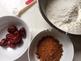 1、红枣红糖快手发糕,食材。