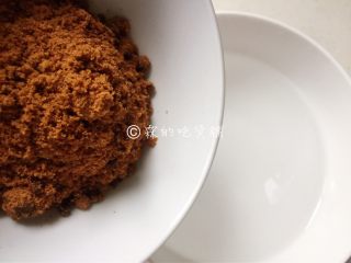 2、红枣红糖快手发糕,红糖倒入开水中。