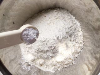 5、红枣红糖快手发糕,泡打粉加入低粉中。