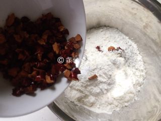 6、红枣红糖快手发糕,然后把切好的红枣放进去。