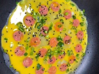 6、早餐鸡蛋饼,开小火煎至定型熟透