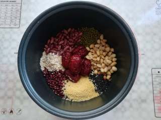 2、杂粮八宝粥,把食材全部放到电饭煲内胆里