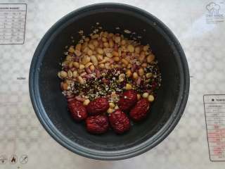 3、杂粮八宝粥,食材加水简单的洗2遍