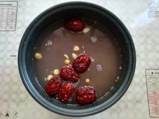 4、杂粮八宝粥,食材里加入适量的水