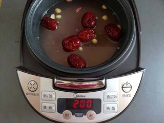 5、杂粮八宝粥,选择电饭煲的煮粥功能,时间2小时