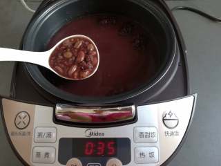 6、杂粮八宝粥,煮到1个半小时的时候打开看看八宝粥煮熟的程度