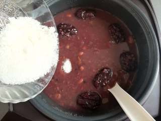 7、杂粮八宝粥,煮到剩下10分钟的时候加入白砂糖