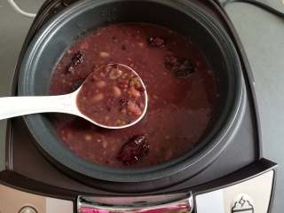 8、杂粮八宝粥,把白砂糖融化到八宝粥里