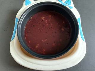 10、杂粮八宝粥,把电饭煲内胆取出放到装有凉水的盆子里,帮助八宝粥快速散热放凉