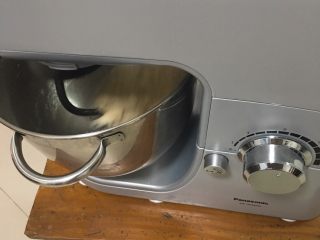 5、超软拉丝吐司【一次发酵】,后转中速揉面10分钟。