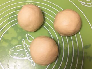 10、超软拉丝吐司【一次发酵】,整理,滚圆松弛5分钟。