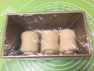 14、超软拉丝吐司【一次发酵】,盖上保鲜膜。