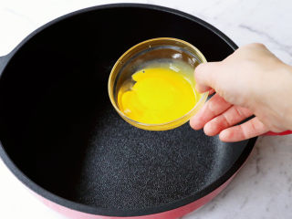 2、烤牛奶,锅中加入蛋黄