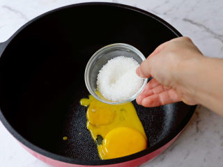 3、烤牛奶,加入白糖