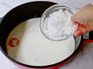 5、烤牛奶,加入玉米淀粉