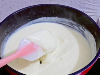 9、烤牛奶,煮至变成浓稠的糊状,如图所示