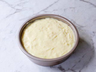 10、烤牛奶,将奶糊倒入模具中,表面用刮刀抹平,放入冰箱冷藏4小时以上