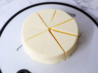 12、烤牛奶,将凝固的奶糊脱模切成小块