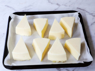 13、烤牛奶,烤盘铺上油纸,再放入烤盘中