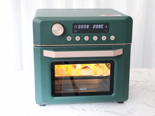 15、烤牛奶,ACA空气炸烤箱提前180度预热5分钟,再将奶块放入ACA空气炸烤箱中,180度烤8分钟左右