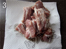 3、蒜香排骨,排骨洗净，捞出沥干，并用厨房纸或消毒毛巾吸干水分