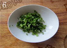 6、蒜香排骨,葱叶切成粒备用