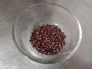 2、红豆小米粥,准备红豆